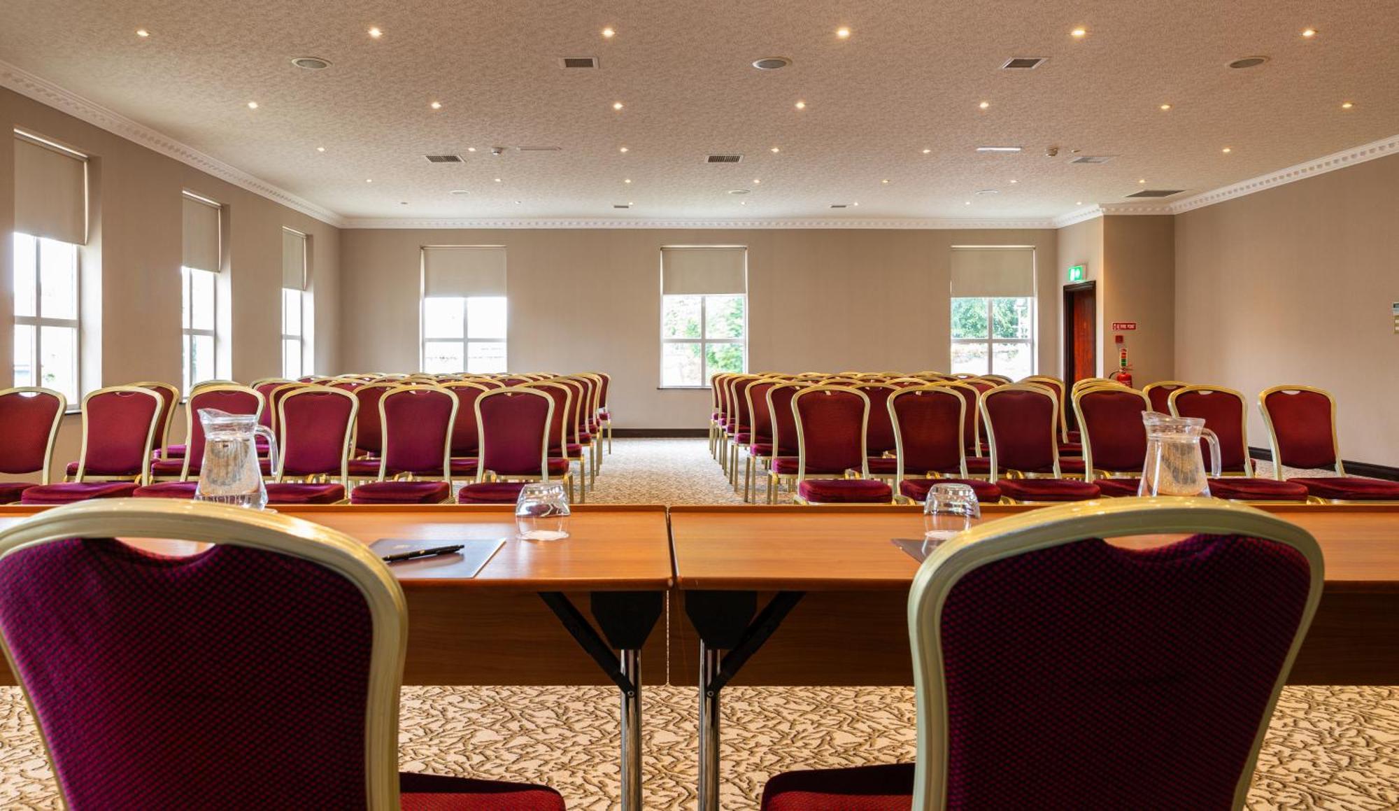 Seven Oaks Hotel Карлоу Экстерьер фото